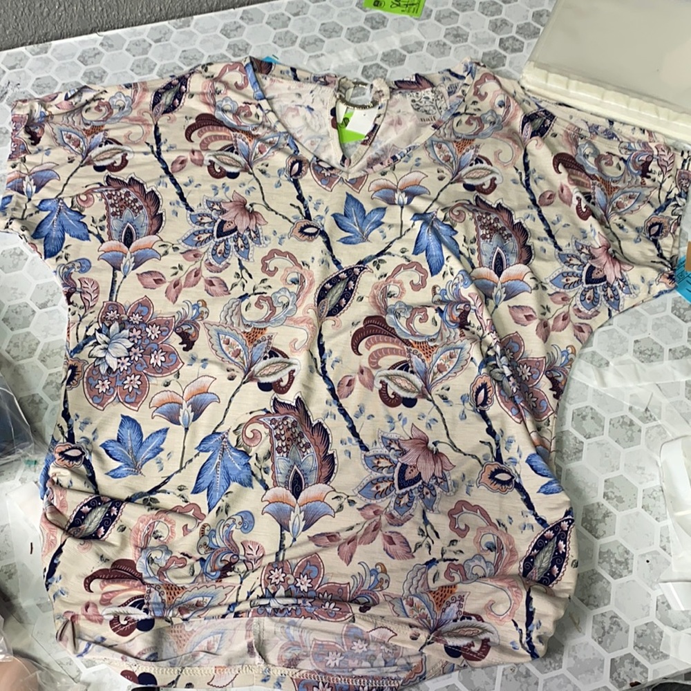 Naïf Small Floral Print Short Sleeve V Neck Blouse